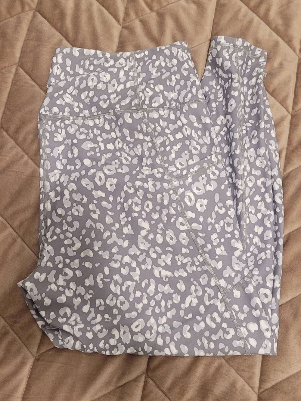 Old Navy Gray & White Leopard Active Bike Shorts And Leggings